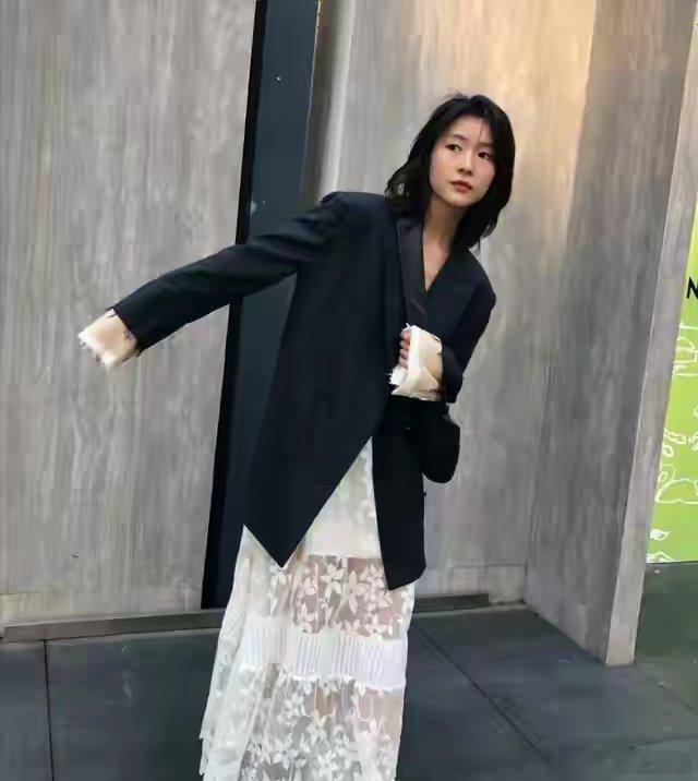 蕾丝“局部搭”魅力尽显，高圆圆等女星示范，恰到好处的精致，时尚感轻松拿捏。 ​​