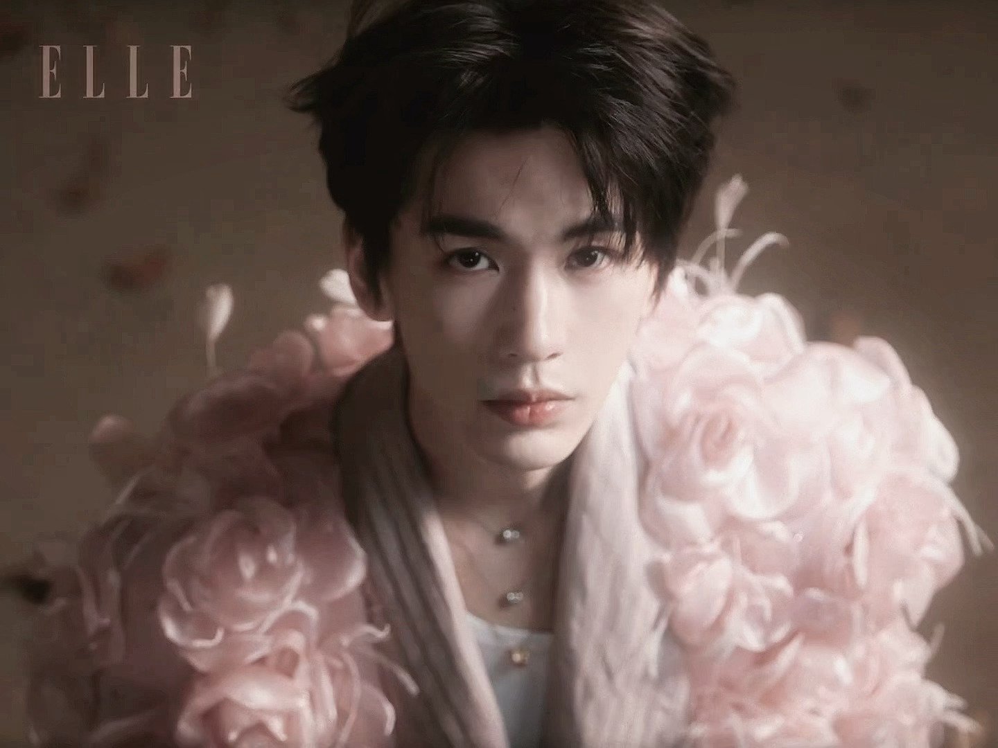 ELLE张凌赫末日概念短片末世荒芜与精致质感碰撞，张凌赫在破碎场景中演绎孤独行者