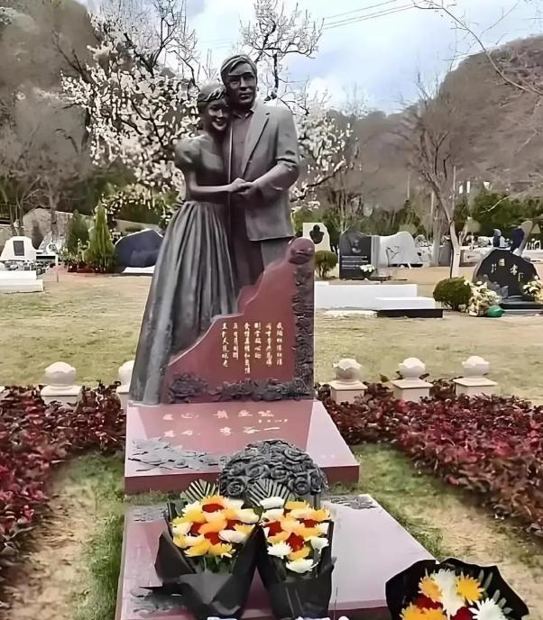 活人名字先刻上墓碑，这事儿搁普通人身上想都不敢想。
可李谷一就这么干了。老伴萧卓