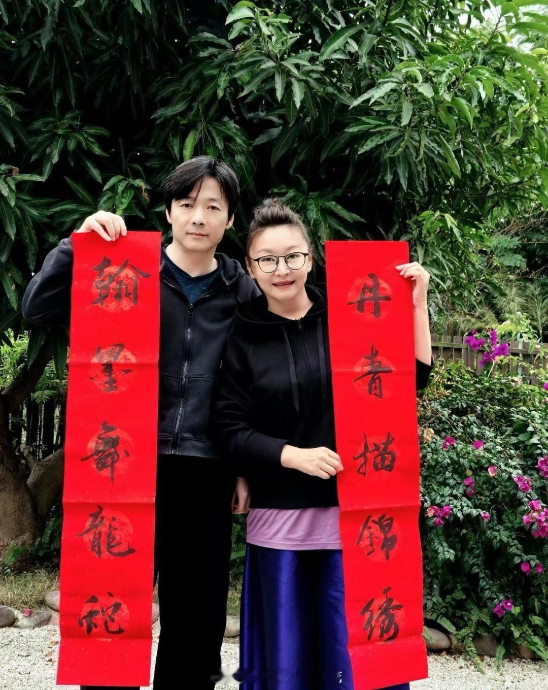 这一对明星夫妻真的可以。妻子话非常多，所以她当指导老师。丈夫话非常少，所以一门心