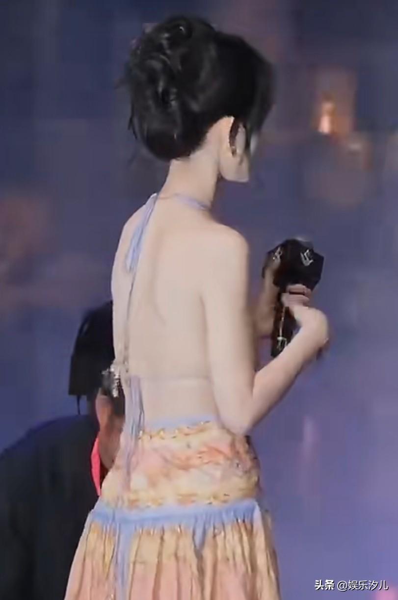 孟子义的背


孟子义的背薄线条曲线好美哇！如果是背厚虎背熊腰就很不好看了[捂脸