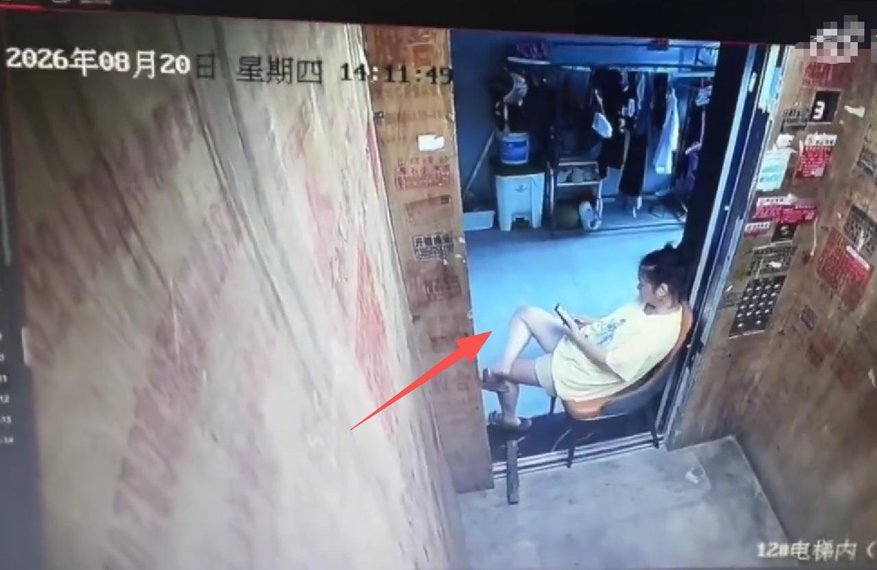 这是人能干出来的事吗？还是精神有问题？

网上曝光了一条电梯监控视频，在8月20