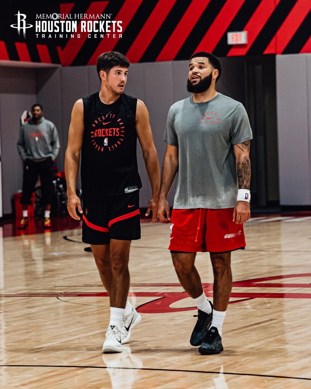 NBA休斯顿火箭 对于火箭绝对是个坏消息，但对于谢泼德来说绝对是机会来了，甚至可