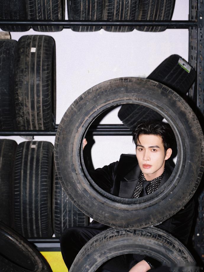 轮到张彬彬给自己提衣摆了 他这一身黑西装本来可以走完全高冷路线，结果被提衣摆这个