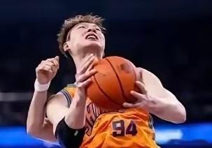 王哲林今天的表现堪称完美，30+15的数据就是今晚G5的MVP。关键时刻篮板独当