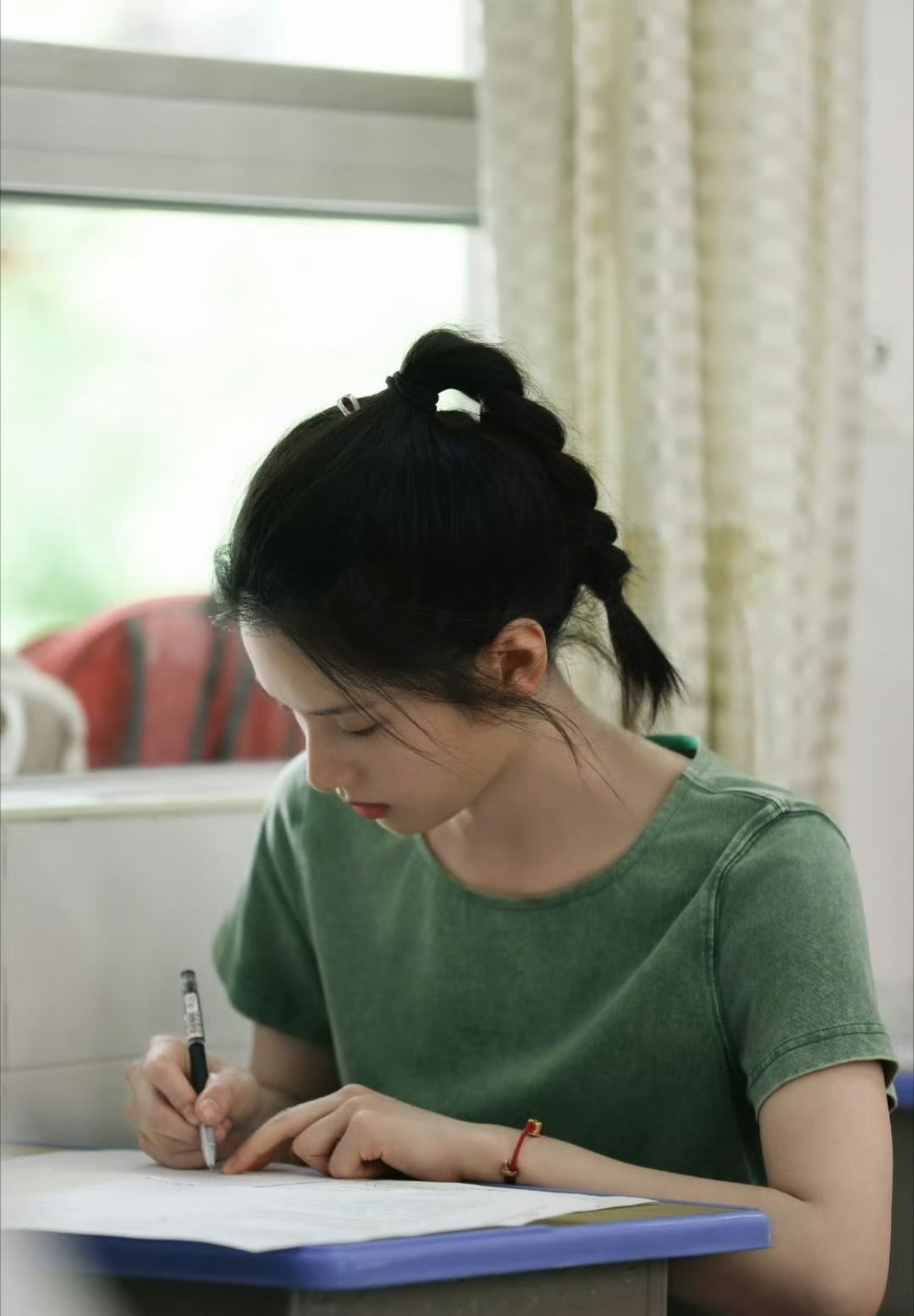 张婧仪跑步粉彻底沦为张婧仪跑步粉了！从朱韵穿着裙子奔向李峋那段开始就觉得她跑起来