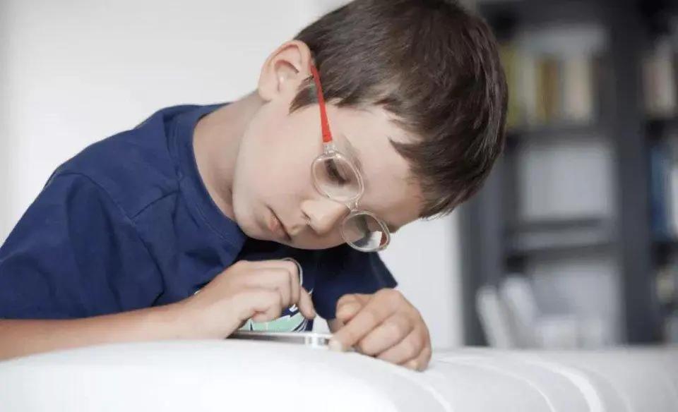 手机透支童年：孩子沉迷手机，四大危害令父母心惊

在现代社会中，电子设备已经成为