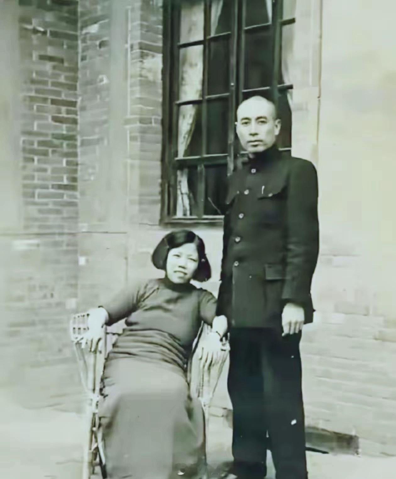 这是一张1938年的老照片，多少人一眼就能认出来照片上的两个人是谁