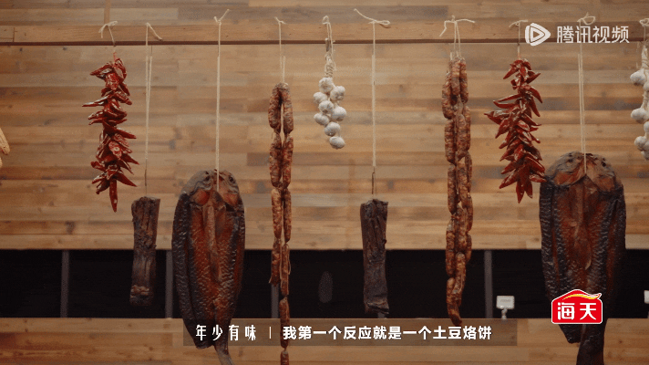 菜园子里的风一吹，紧张感全散了。选手们聊起小时候偷摘黄瓜被骂，边笑边切菜，这种松