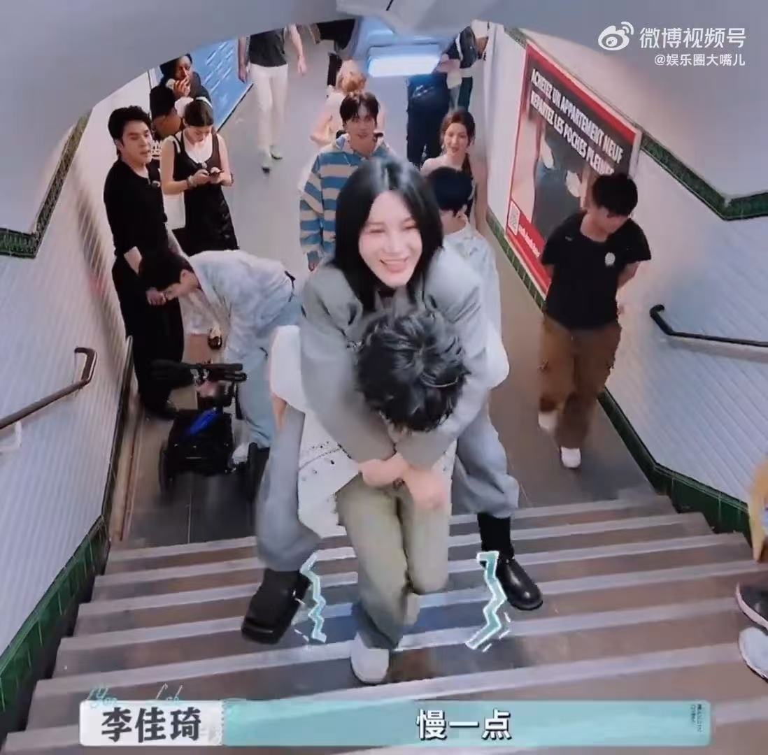 尚雯婕合伙人路透站起来了 点开尚雯婕的路透图，整个人状态好好，站在那里气场就不一