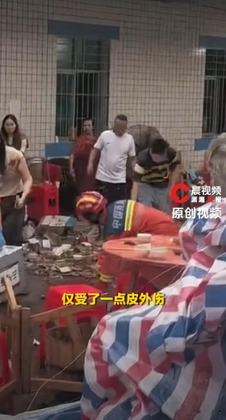 升学宴最惨的孩子，一只脚被截肢，身体不再完整！这个孩子是主人邻居家的孩子，只有十