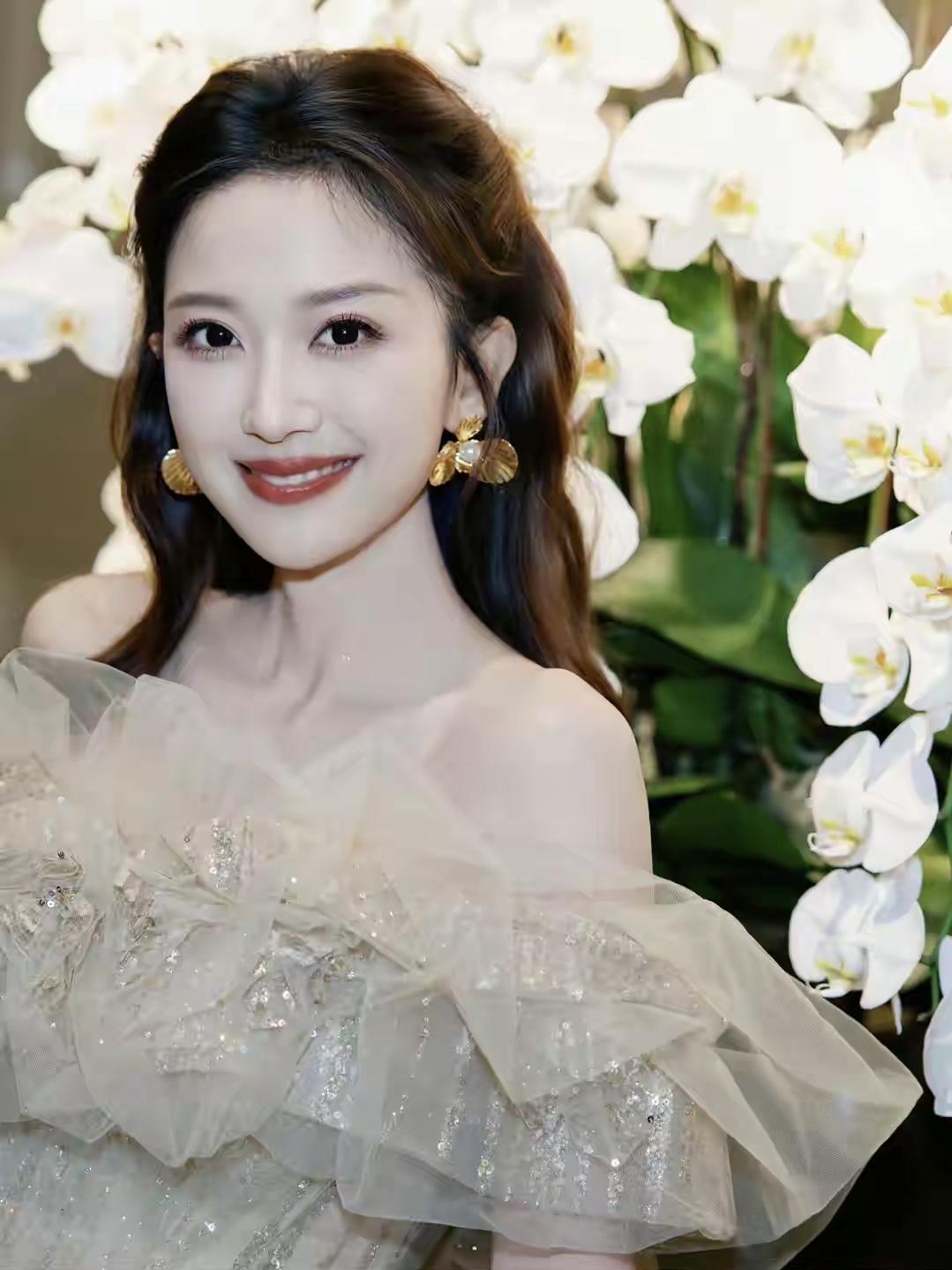 她是目前为止比龙洋漂亮，比张舒越有气质的一个女主持人，大家都很喜欢她主持的春晚，