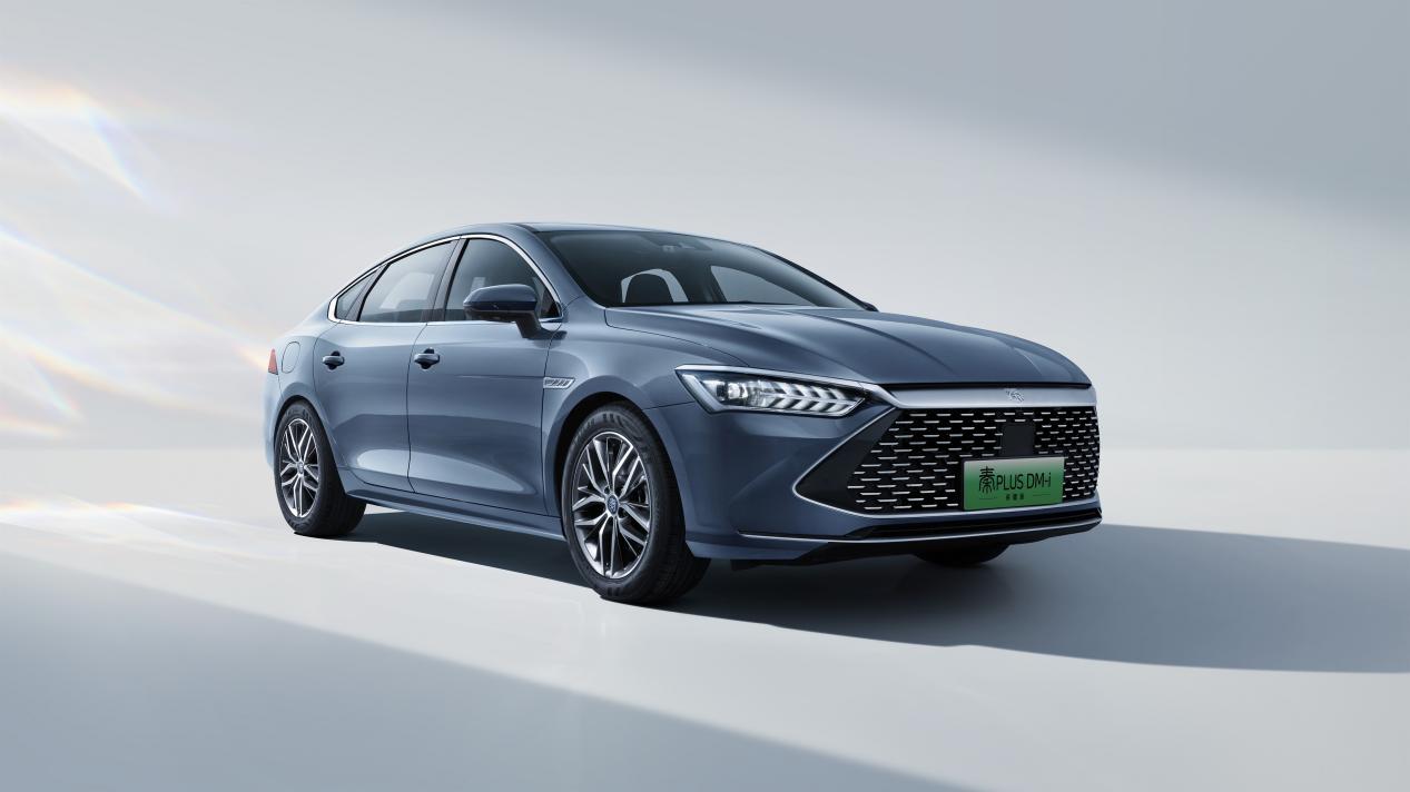 2024款DM-i荣耀版55KM领先型，11月17日车辆在高速行驶中突然方向盘沉