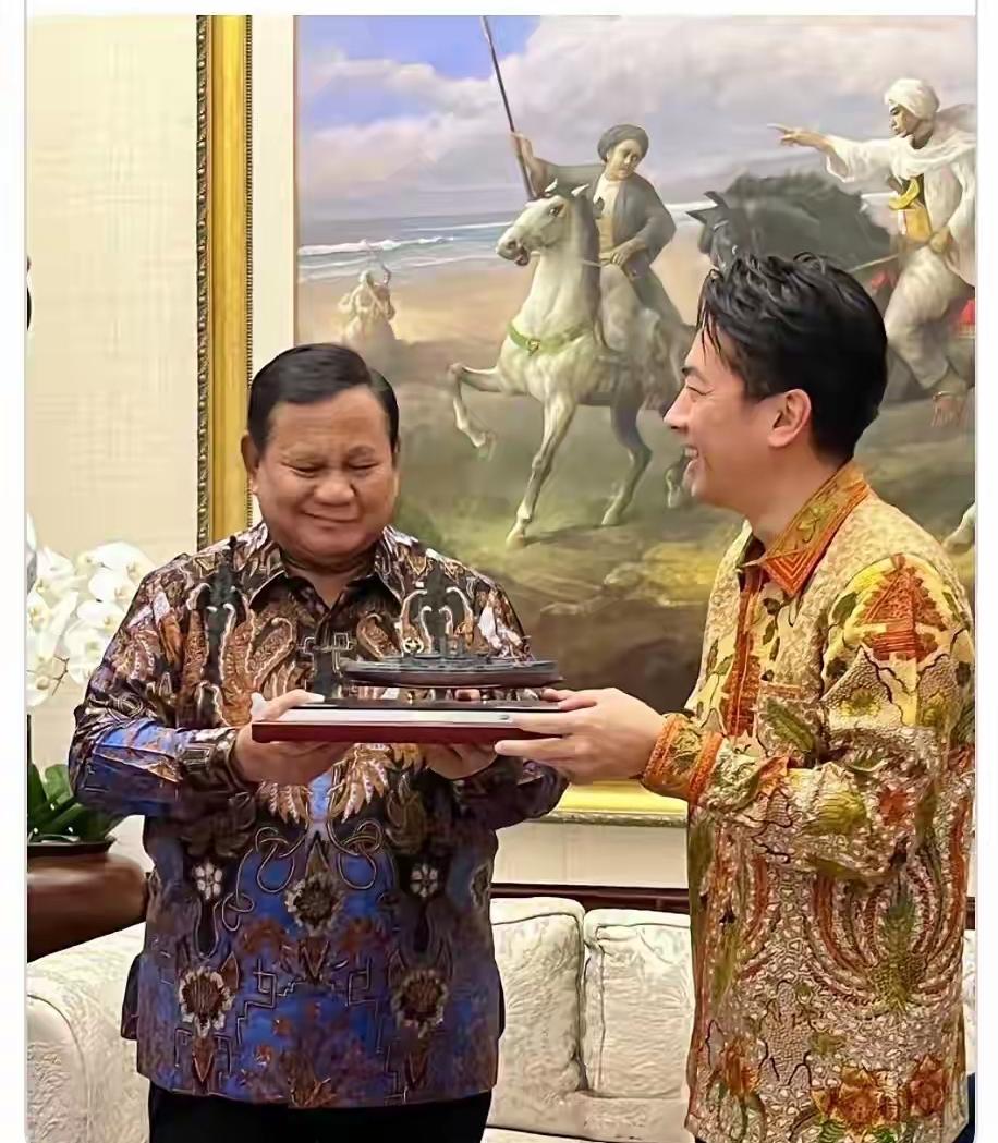 太尴尬啦。日本防卫相小泉进次郎把象征“日本帝国海军”的三笠号军舰模型递给被日本侵