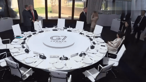 G7峰会，别人都在三三两两说话交流，高市早苗一个人坐在桌子前玩儿转椅[笑哭][笑