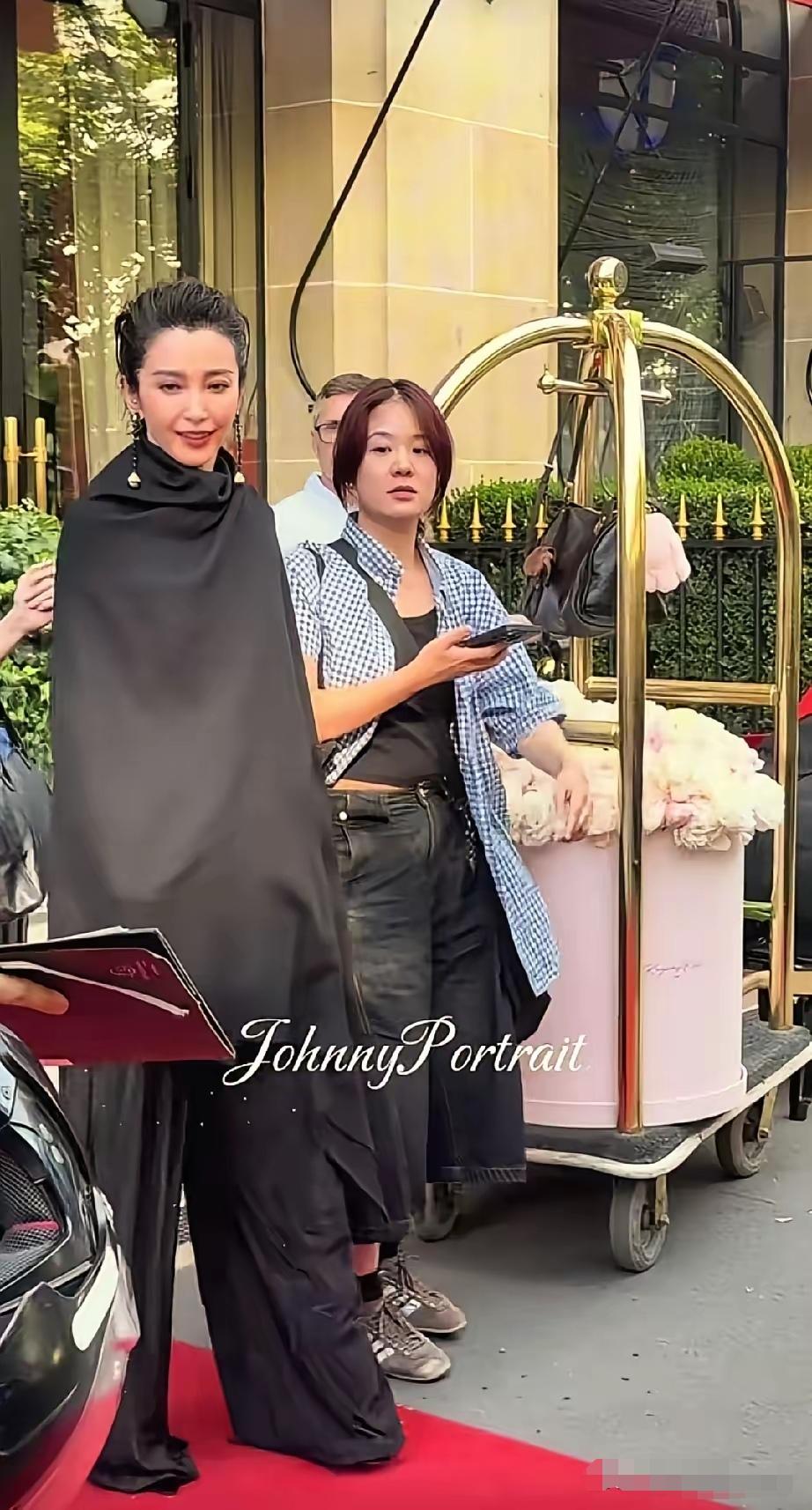 咱们的大姐大李冰冰在巴黎时装秀场，尽显女王风采。大背头黑披肩，精致的妆容，清晰的