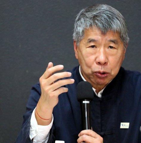 张亚中：一出相互嘶咬的跪拜军购大戏。

所以，“3800亿＋n”与“8000亿”