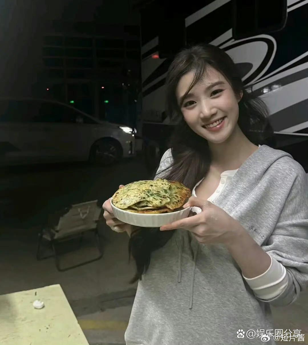 赵露思前期和卢昱晓好像啊，都是清纯风 