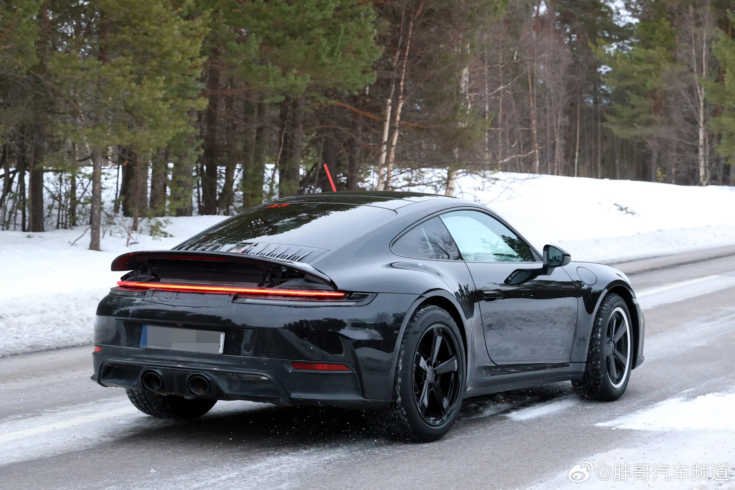 胖哥汽车频道 新款保时捷911 Dakar谍照。新车将同步保时捷992.2，针对