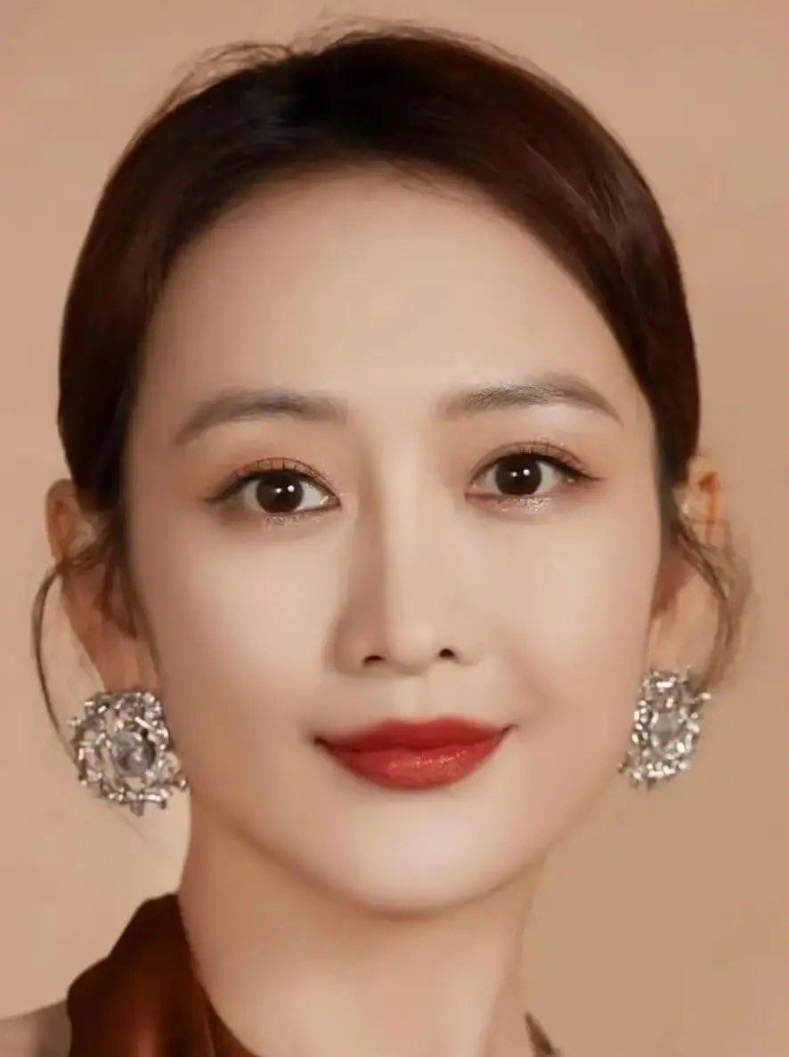 面相是不会骗人的

我给奶奶看了王鸥的照片
她第一句话就说：这女孩一看
就是个拎