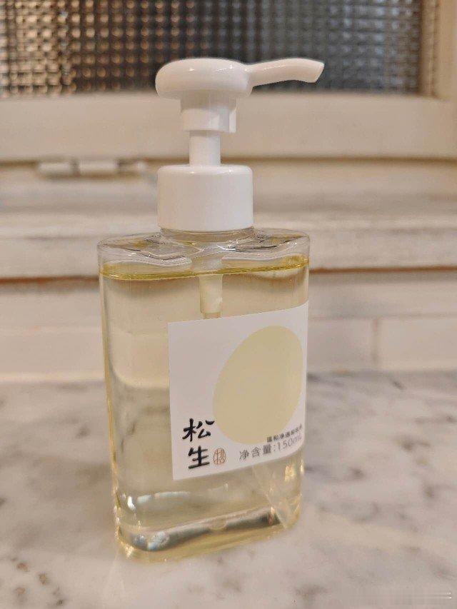 最好用的卸妆油没有之一。欧洲本地的卸妆产品，对于我们油皮来说都太刺激了！拔干的不