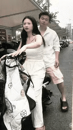 男子挨打活该。他是欠揍，骑车这对，不知道是情侣还是夫妻？女的在前面开车，男的要搂