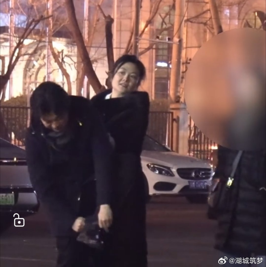 李健老婆正脸照李健孟小蓓夫妇与友人聚餐李建夫妻很低调啊！我还是第一次看见他老婆 