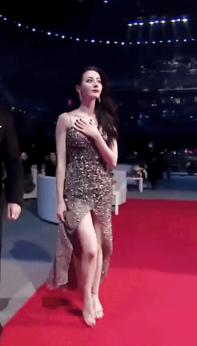 #金星吐槽女明星走红毯捂胸口#这点我赞同，迪丽热巴影响力这么大，老是这么捂着，容