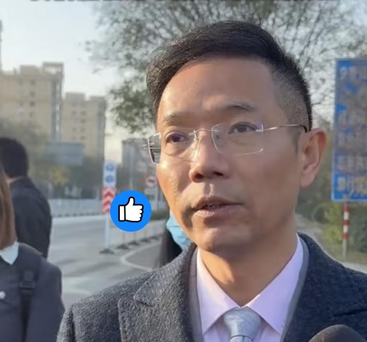 真的没想到李圣律师这么勇！
大白天被人当街拳打脚踢，
对方居然还十分嚣张“4人8