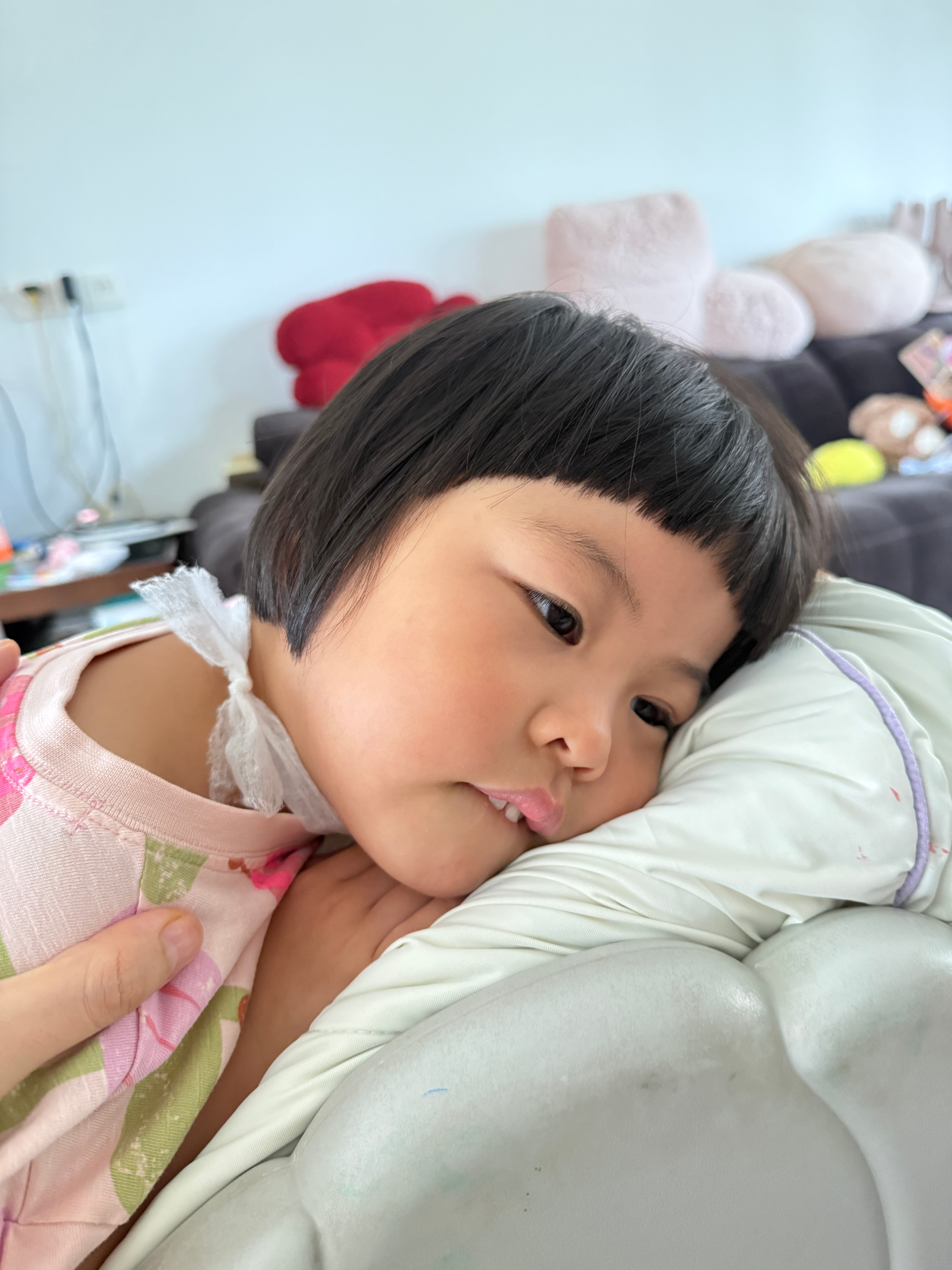 回来了说体检非常顺利，每一项都被医生夸了，连抽血都没哭。我注意到球宝脖子上这圈东