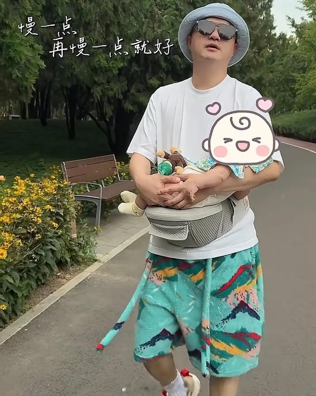 包文婧晒二胎近照包贝尔包文婧二胎近照从小小一团到即将周岁，面条子成长速度肉眼可见