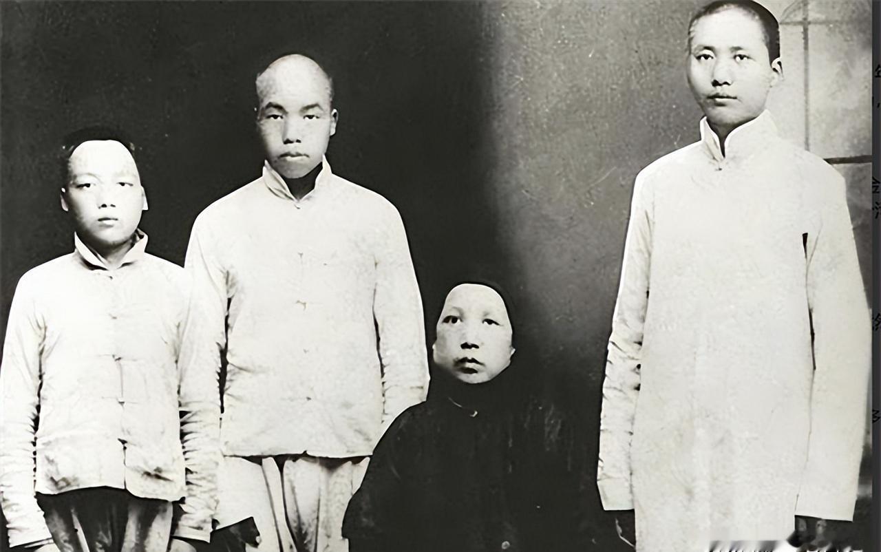1965年曹耘山报考空军，拿到政审表格时，曹耘山睁大了双眼，在外公那一栏中赫然写