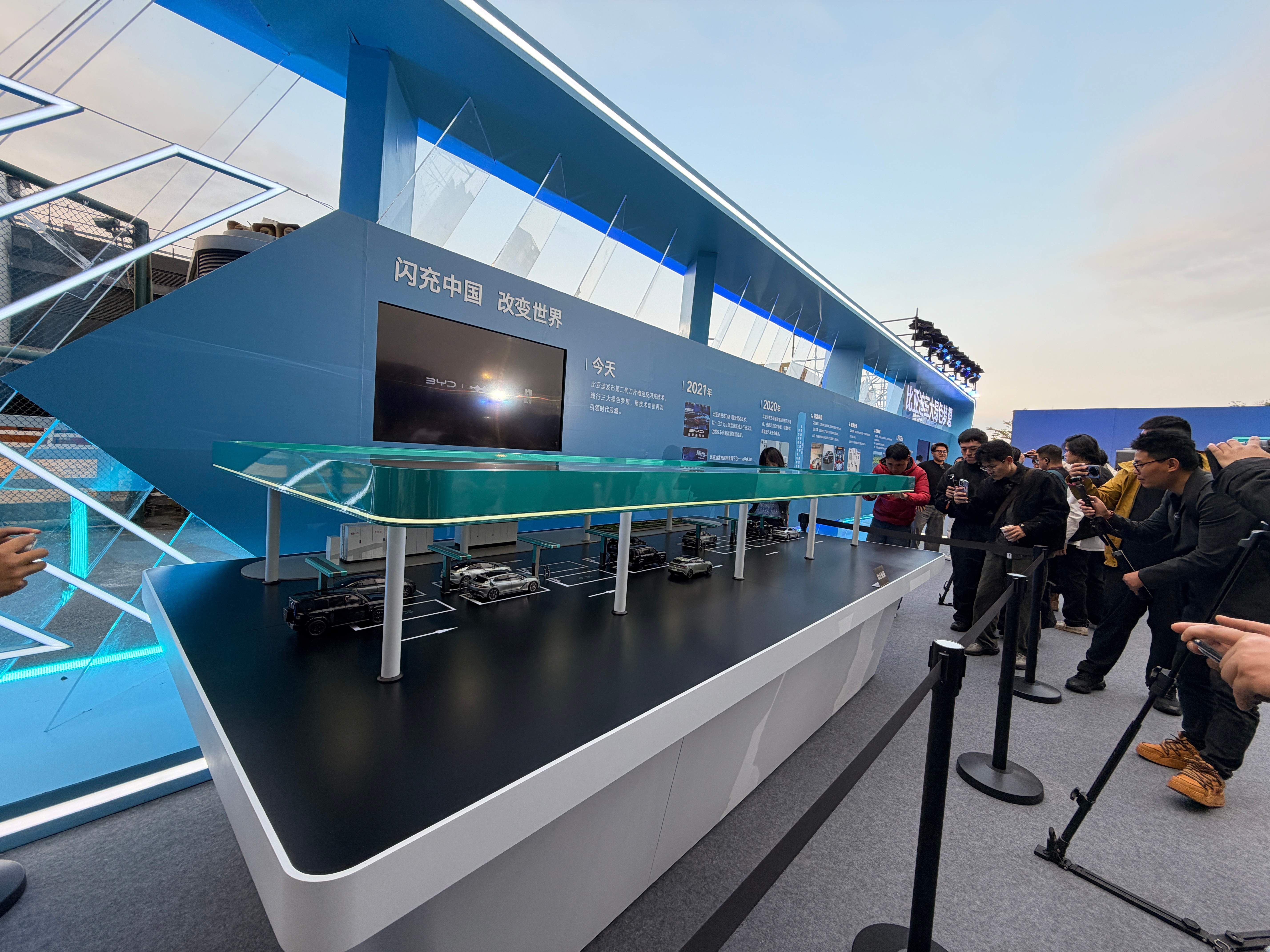 比亚迪今晚发布二代刀片及闪充 在现场看到第二代刀片电池跟闪充桩啦。现在坐等发布会