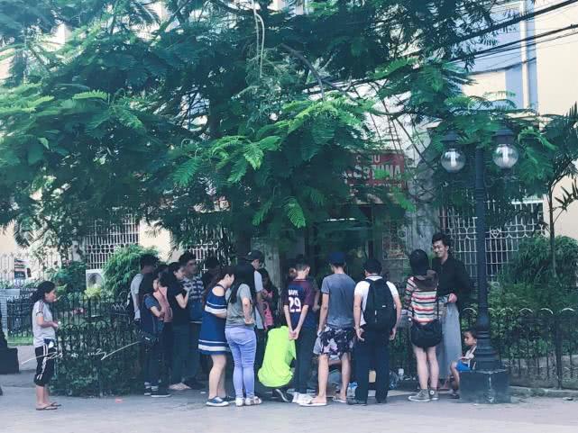日本人在菲律宾街头写书法卖艺，看见他们写的字后，中国人都笑了？

上次我来到了菲