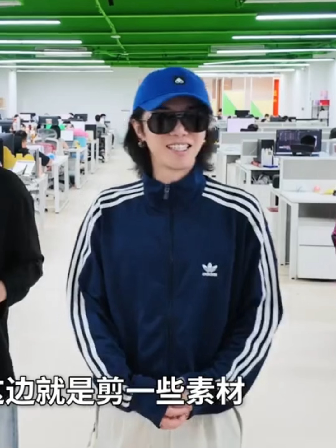 老实巴交.gif