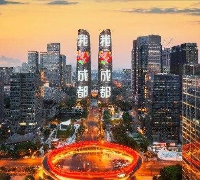 日月其迈，昨晚，交子大道的夜色被12万份期待点亮。天府双塔52000㎡巨幕化作流