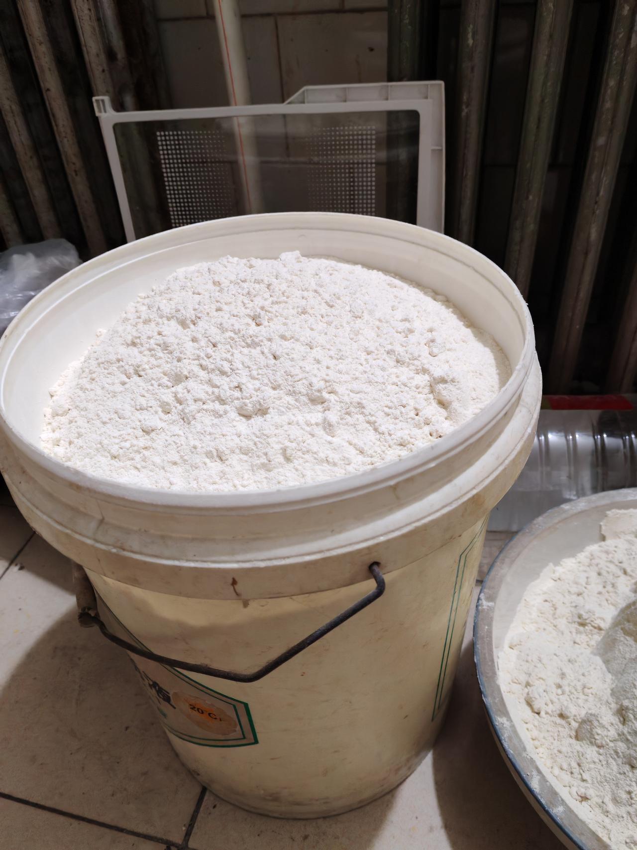 这是我亲自到农村磨房盯着，把小麦磨成的面粉。
和超市里的面粉相比，确实有区别。