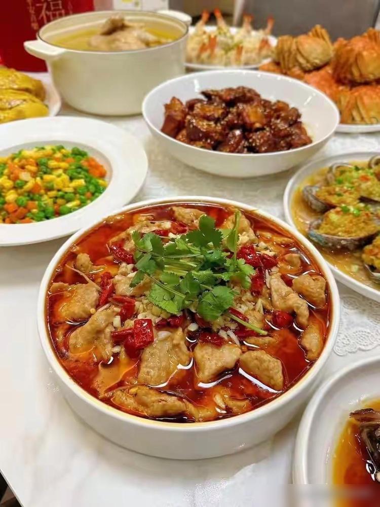 封闭管理下，学校食堂到底养活了多少人，普通老百姓根本算不明白这笔账。

说实话，