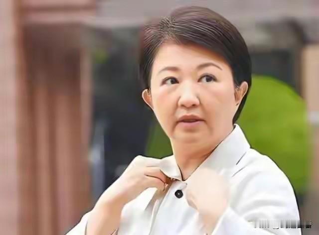蛙岛上自称“妈妈市长”的这位不甘寂寞，最近又跳出来蹭热度，在特朗普在访华前夕，害
