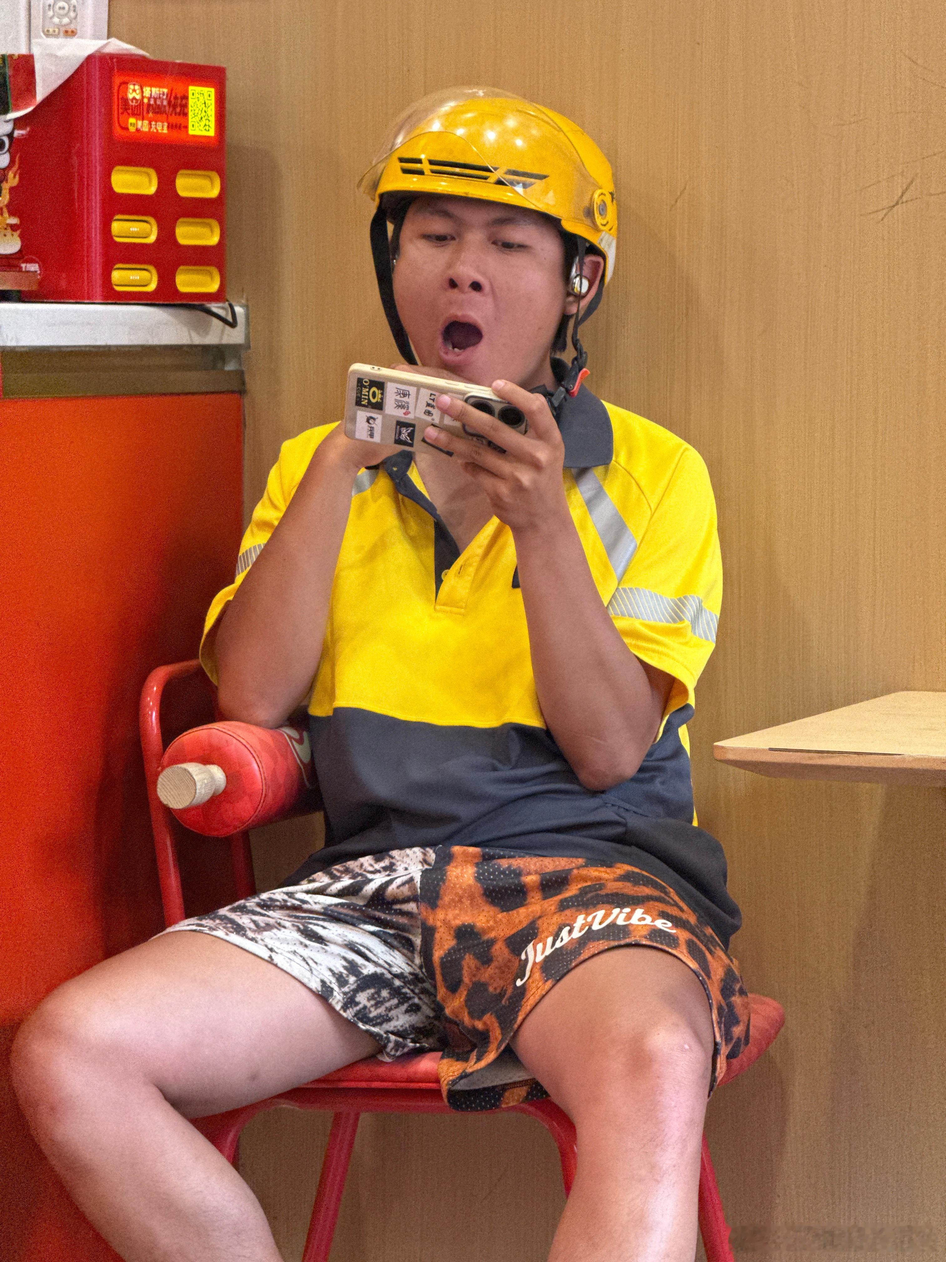 豹纹短裤小哥很爱打游戏🎮 
