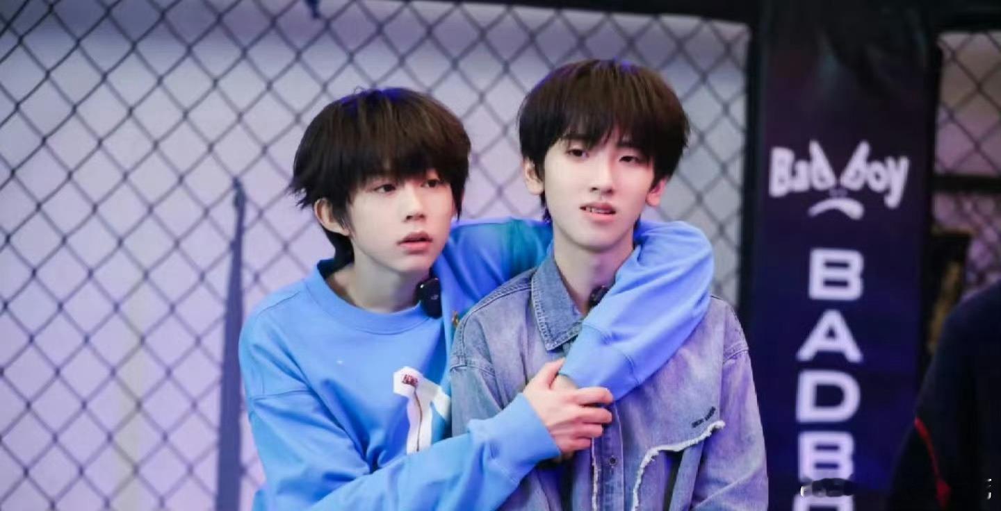 左奇函陈奕恒共享裤子左奇函陈奕恒共享衣橱 左奇函路透里穿了陈奕恒的裤子 双方粉丝