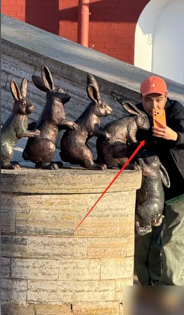 谁能想到，荧幕上最狠的女人李纯，私下里却被马頔死死拿捏了。
 
一个是娱乐圈的女