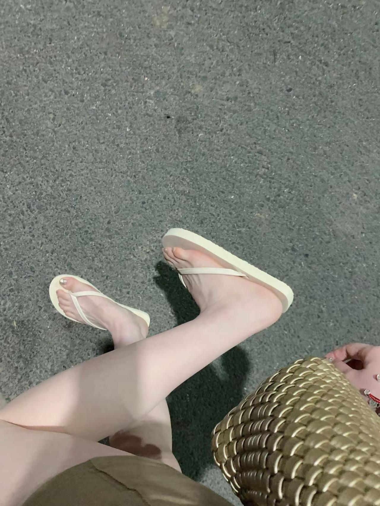 人字拖美甲。人字拖 脚美甲 美甲 ootd