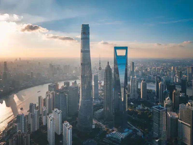 上海曾经是无数年轻人心中的“乌托邦”“捞金之地”，仿佛到了这里就能开启精致生活。