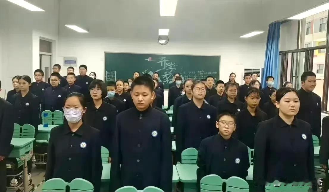 学校叫统一的学生校服
但是看着总感觉怪怪的

有人认为学校为了培养学生的集体荣誉