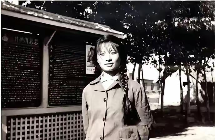 1977 年，北京知青谢炳义买了两碗面递给一女乞丐。谁知，女子竟然贴身跟着他，他