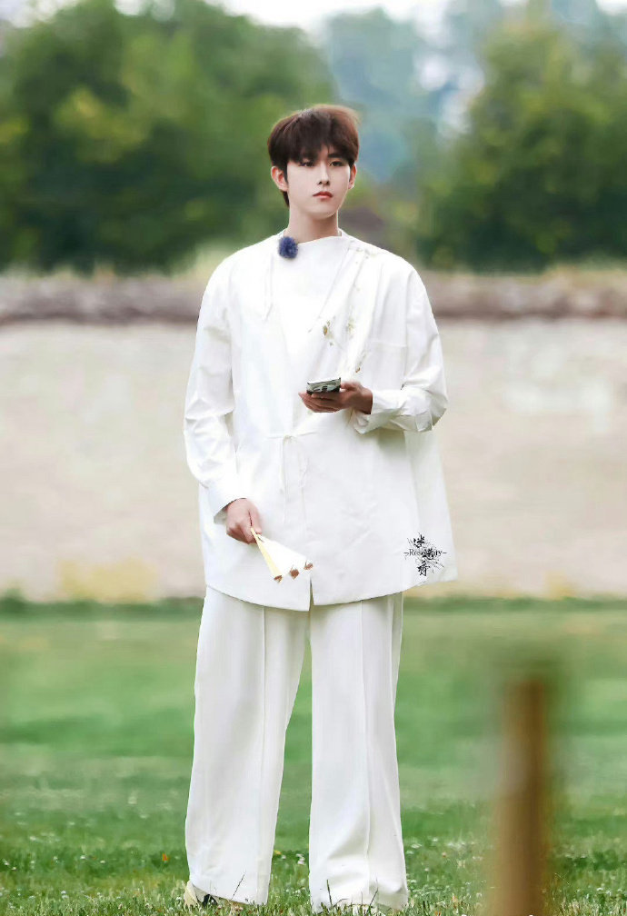 田嘉瑞花少路透！一袭白衣的清冷少年[舔屏] ​​​