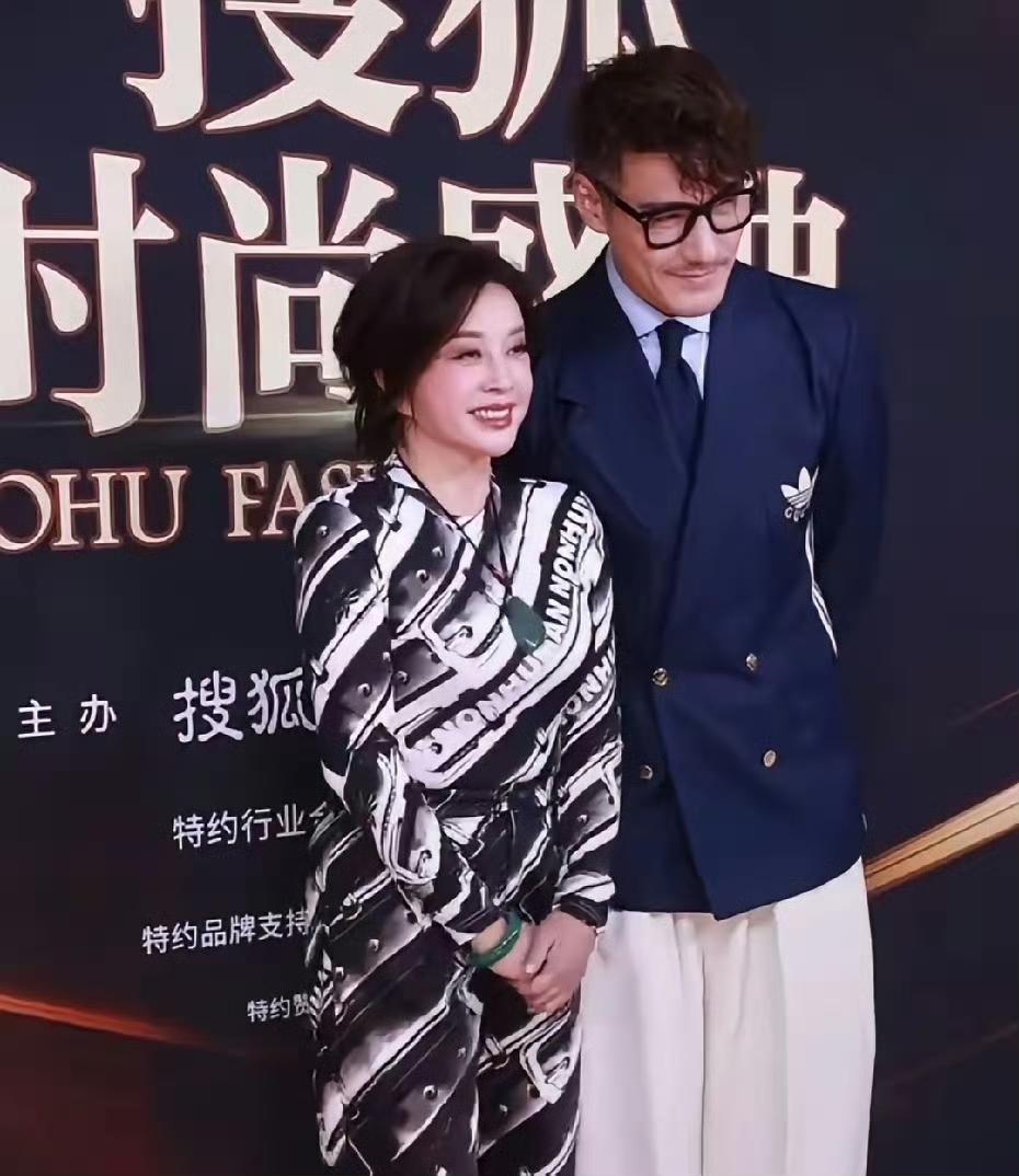 75岁刘晓庆红毯杀疯了！和54岁胡兵同框像姐弟，这状态谁看了不震撼？
 
家人们