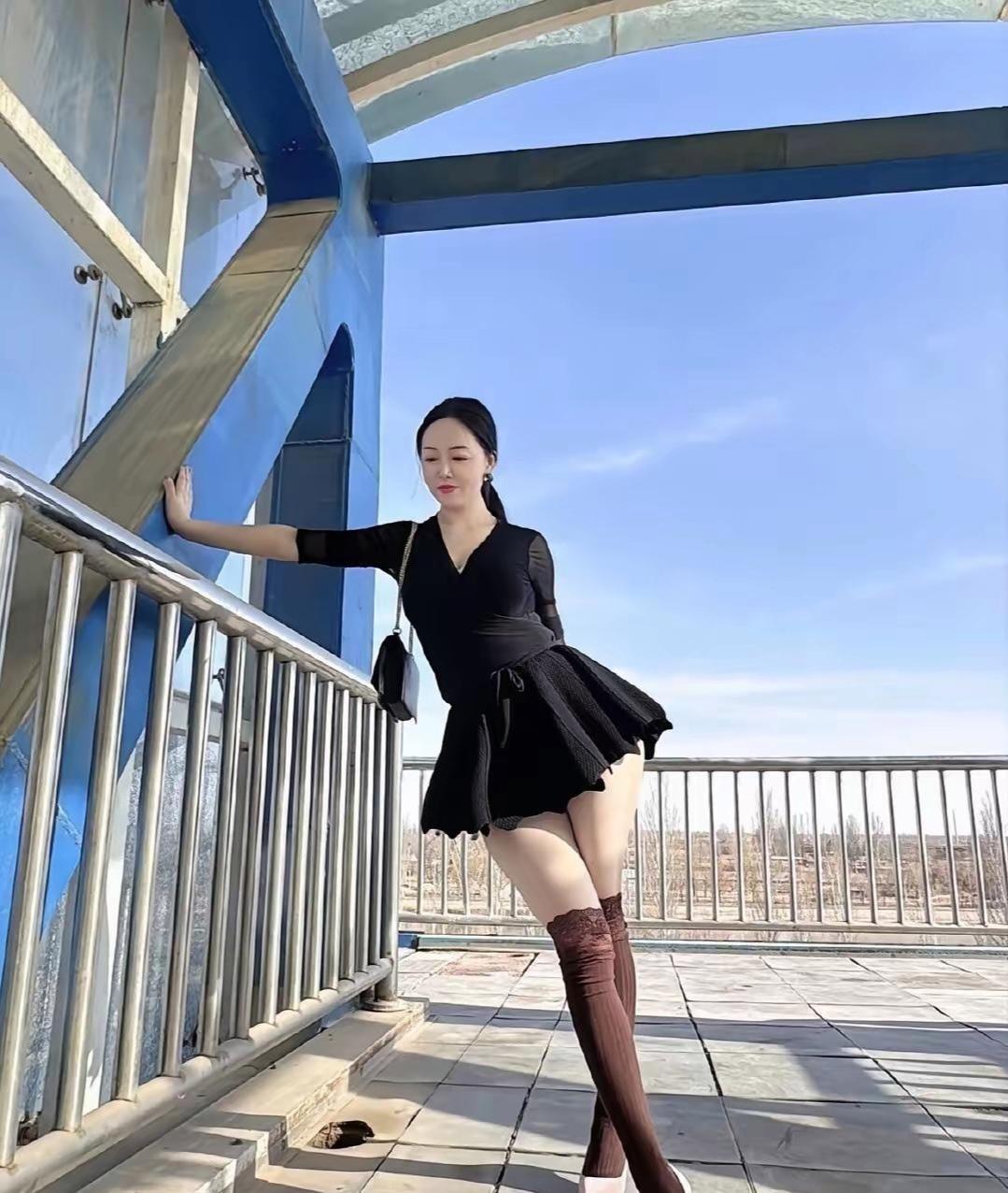 四十多岁的人了还这样打扮，出门的时候会不会有人笑话？