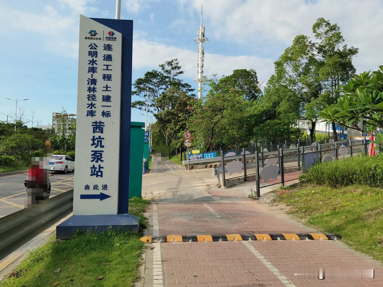 公明水库-清林径水库连通工程施工方也是煞费苦心，入口处横跨人行道，原本施工车辆进